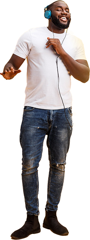 Ein fröhlicher Mann mit Kopfhörern, der zur Musik tanzt.