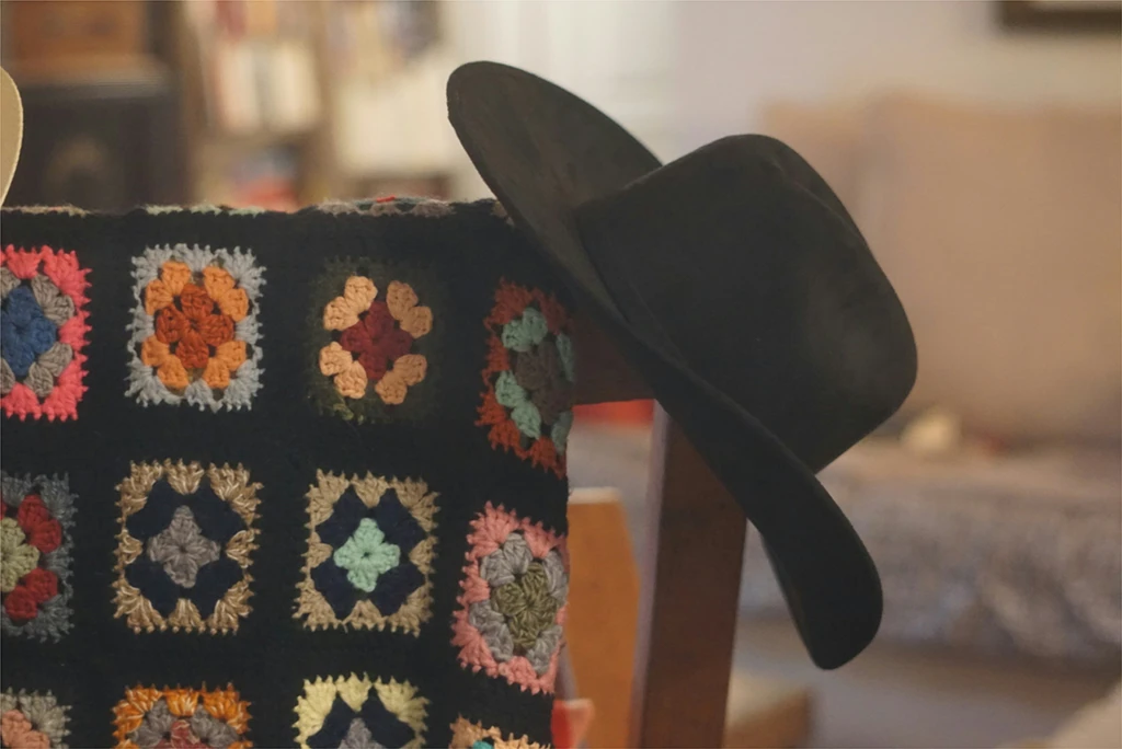 Lifestyle Country: Rustikaler Raum mit Cowboyhut